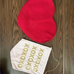 Set of 4 placemats-Red Heart-Shaped Mat with Gold XOXO Banner